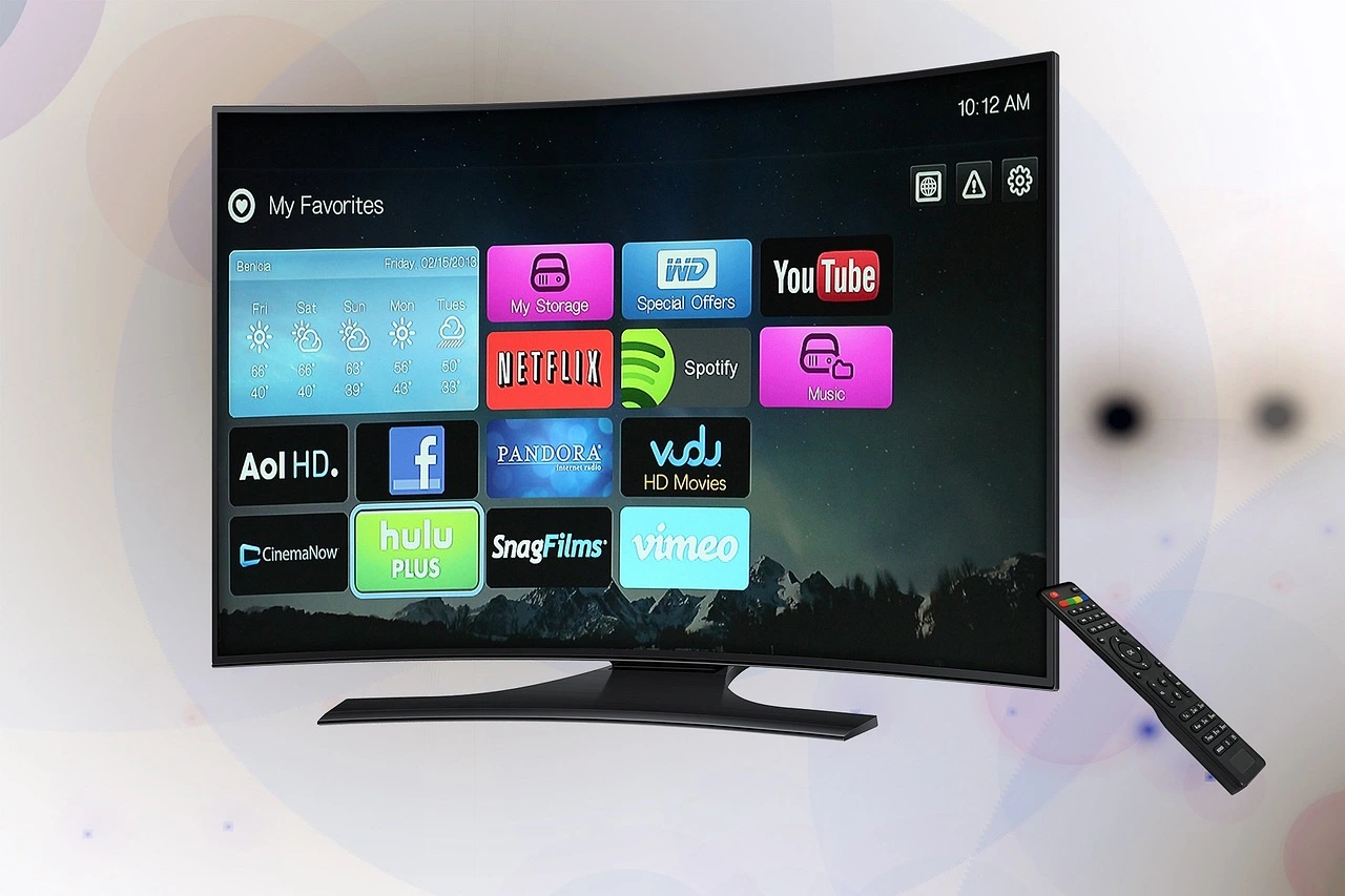 Smart TV curva com controle remoto exibindo interface de aplicativos como Netflix, YouTube e Spotify, ideal para quem busca as melhores smart TVs custo-benefício em 2025, unindo boa imagem, som e recursos essenciais.
