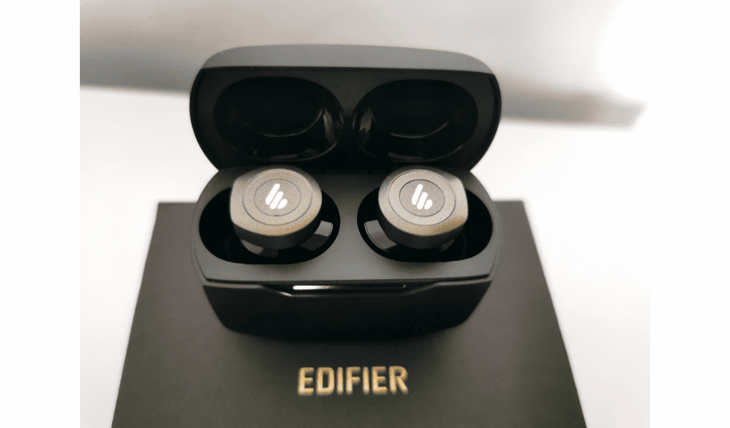 Fones de ouvido Bluetooth Edifier W240TN dentro do estojo de carregamento, com design compacto e elegante, um dos melhores fones intra-auriculares custo-benefício em 2025.