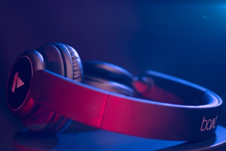 Fone de ouvido Bluetooth com design acolchoado em fundo azul e roxo, destacando conforto, qualidade de som e estilo para quem busca os melhores fones de ouvido Bluetooth custo-benefício em 2025