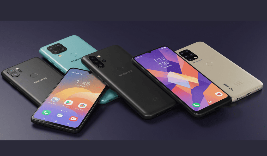Cinco smartphones modernos de 2025 dispostos sobre uma mesa escura, incluindo modelos da Samsung e Motorola, Xioame,Infinix. Os aparelhos exibem design contemporâneo com câmeras traseiras múltiplas e telas grandes, representando os melhores martphones custo-benefício de 2025.