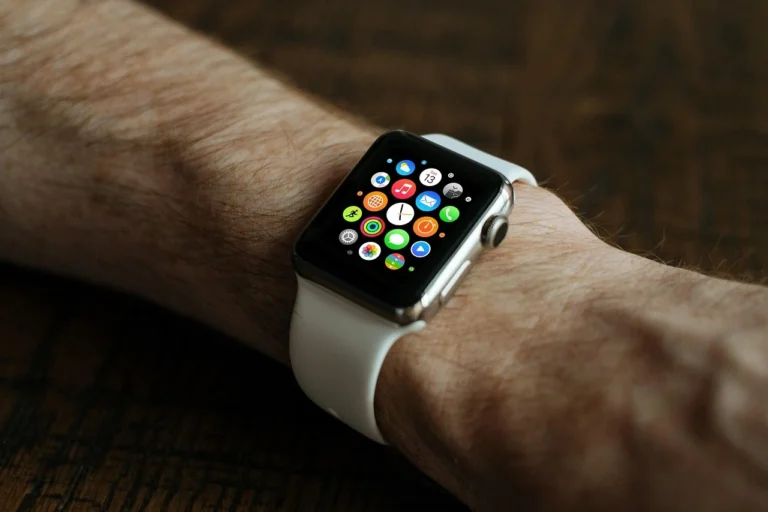 Smartwatch moderno com tela colorida exibindo aplicativos de saúde, passos e notificações, preso ao pulso de uma pessoa ativa, ideal para quem busca os melhores smartwatches e smartbands custo-benefício em 2025.
