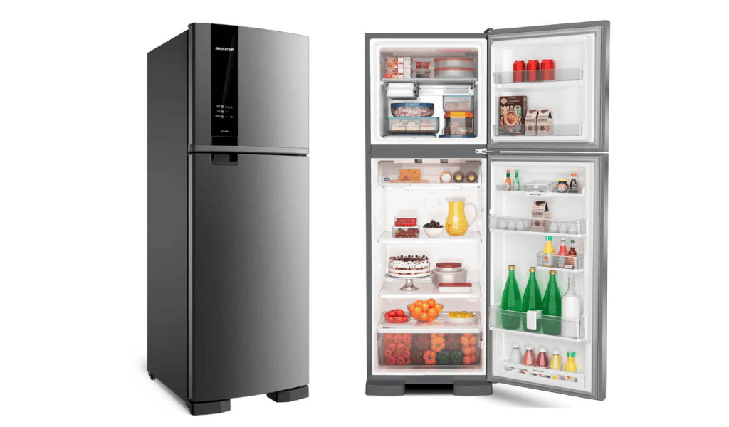 Geladeira Frost Free duplex inox aberta e fechada, mostrando organização interna, ideal para quem busca os melhores eletrodomésticos essenciais custo-benefício de 2025.