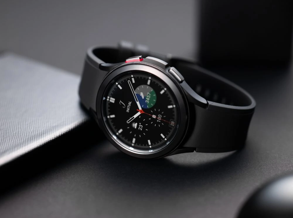 Smartwatch Samsung Galaxy Watch 4 com tela AMOLED redonda, monitoramento de saúde, exercícios e notificações, unindo design moderno e recursos avançados sendo um dos melhores smartwatch custo-beneficio em 2025