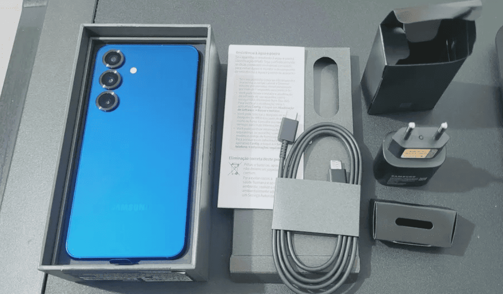 Samsung Galaxy S25 5G azul dentro da caixa com acessórios, incluindo carregador rápido e cabo USB-C