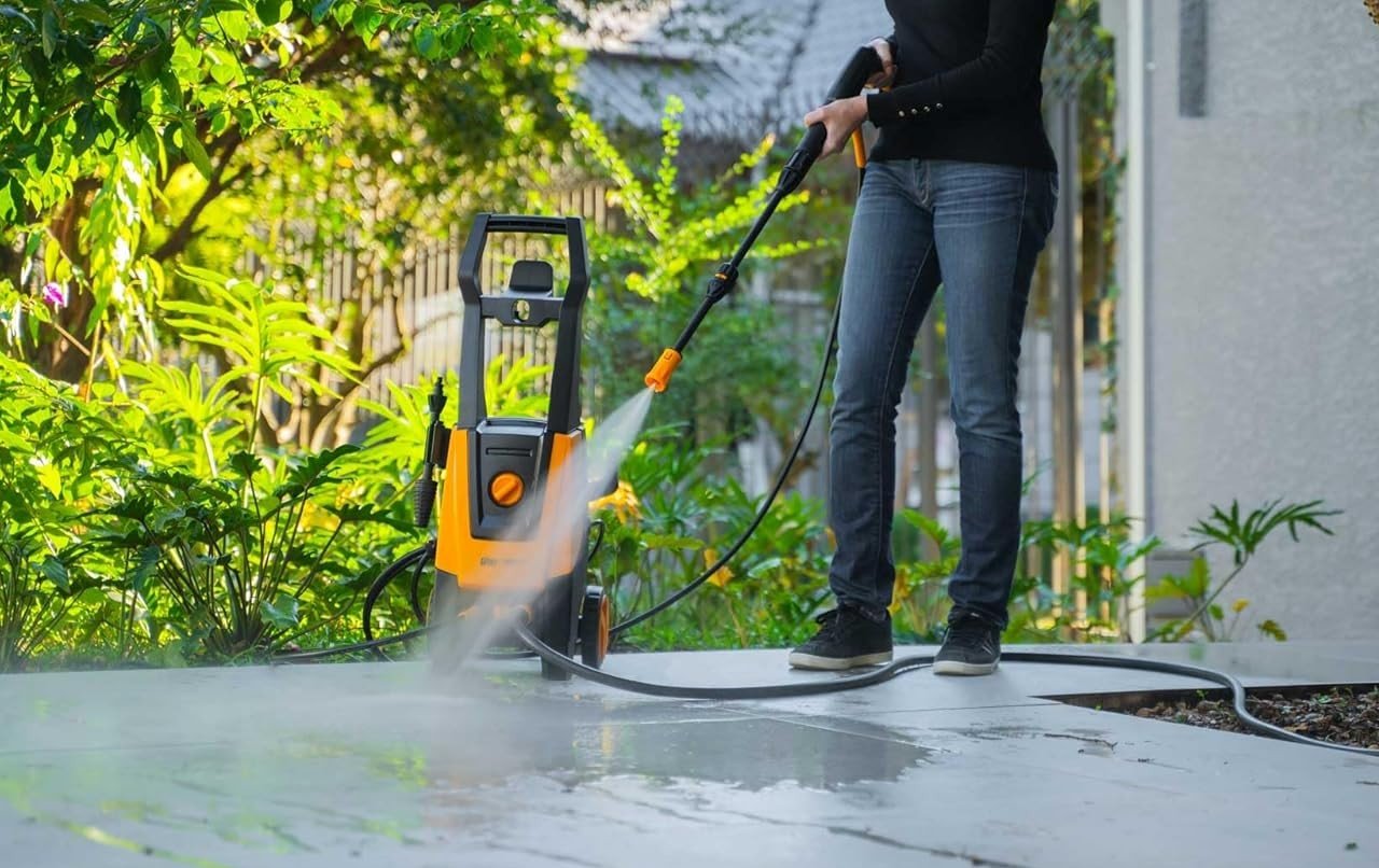 Pessoa utilizando lavadora de alta pressão motor indução mais barata de 2025, modelo compacto e econômico.