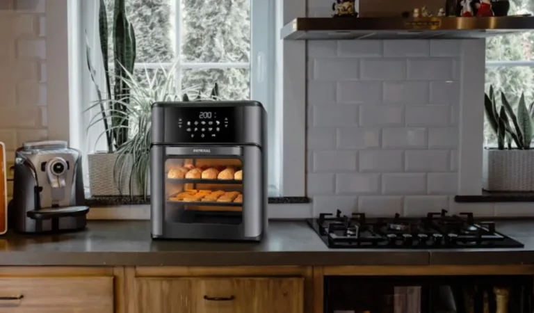 Fritadeira Air Fryer Mondial 12L com pães de queijo e nuggets, destacando seu design moderno preto e inox com painel digital iluminado, perfeita para cozinhas familiares. Review completo e detalhado
