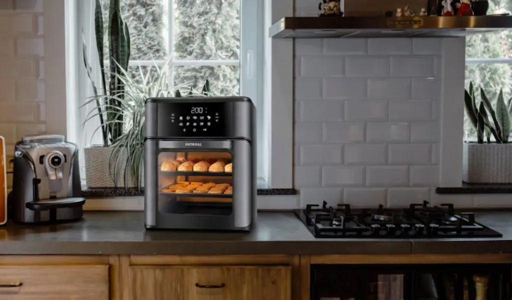Fritadeira Air Fryer Mondial 12L com pães de queijo e nuggets, destacando seu design moderno preto e inox com painel digital iluminado, perfeita para cozinhas familiares. Review completo e detalhado