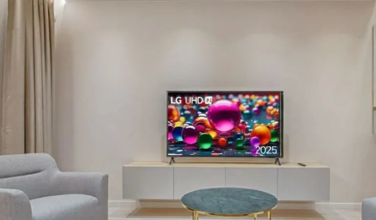 Tela da LG UHD 4K UA8550 mostrando a nova interface webOS e a marca '2025', simbolizando a atualização de software que transformou o desempenho da TV.