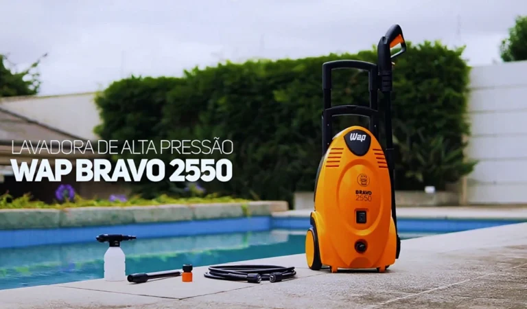 Lavadora de alta pressão WAP Bravo 2550 amarela com acessórios expostos ao lado de uma piscina residencial, destacando seu design moderno e potência para limpeza doméstica e profissional.